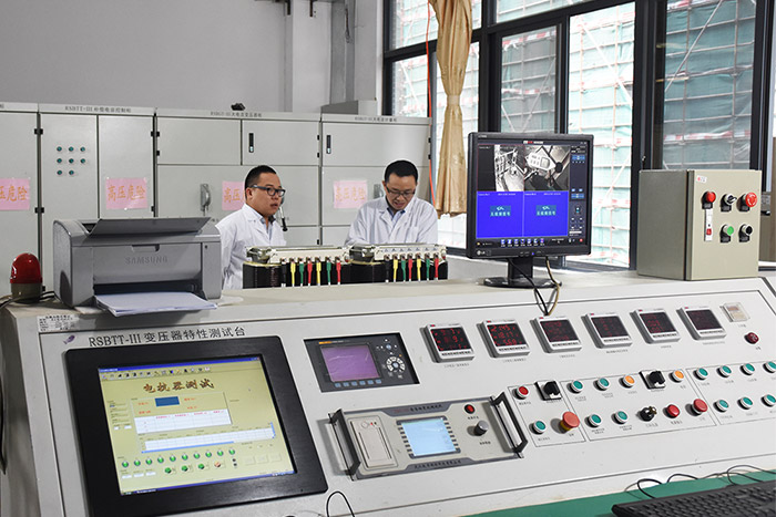 利泰技術(shù)人員測(cè)試